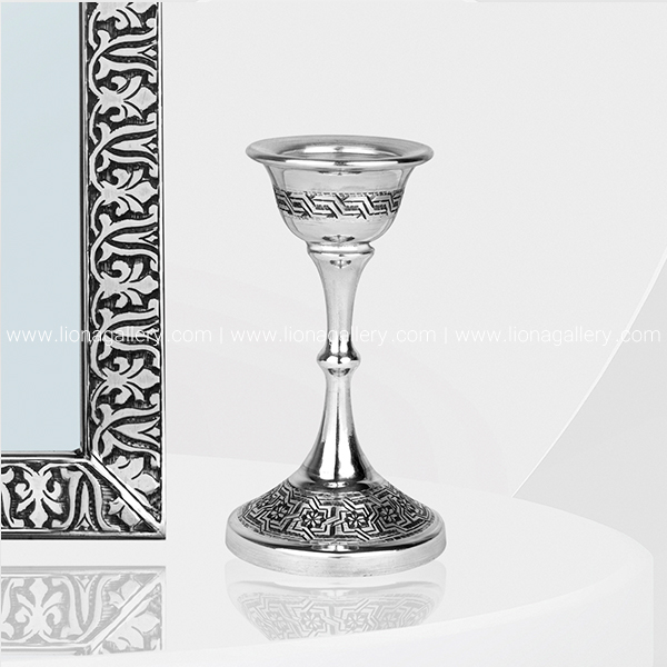 قیمت آینه شمعدان نقره عروس (کوچک) Mirror & Candlestick Price -مشاهده شمعدان کوچک نقره‌ در گالری لیونا، یک انتخاب زیبا و خاص برای هدیه‌ دادن و افزودن به دکوراسیون خانه شما. این شمعدان با طراحی دست‌ساز و جزئیات منحصر به فرد، علاوه بر کاربردی بودن، جلوه‌ای لوکس به محیط می‌بخشد.