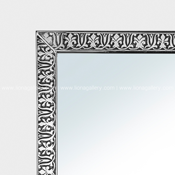 قیمت آینه شمعدان نقره عروس (کوچک) Mirror & Candlestick Price -نمای نزدیک از جزئیات قلم‌زنی کنداکت بر روی آینه نقره در گالری لیونا، نمونه‌ای از استادی و دقت در هنر نقره‌کاری. این شمعدان با طراحی منحصر به فرد و قلم‌زنی دستی، نشان‌دهنده ترکیبی از زیبایی و مهارت است که هر محیطی را متمایز می‌کند.