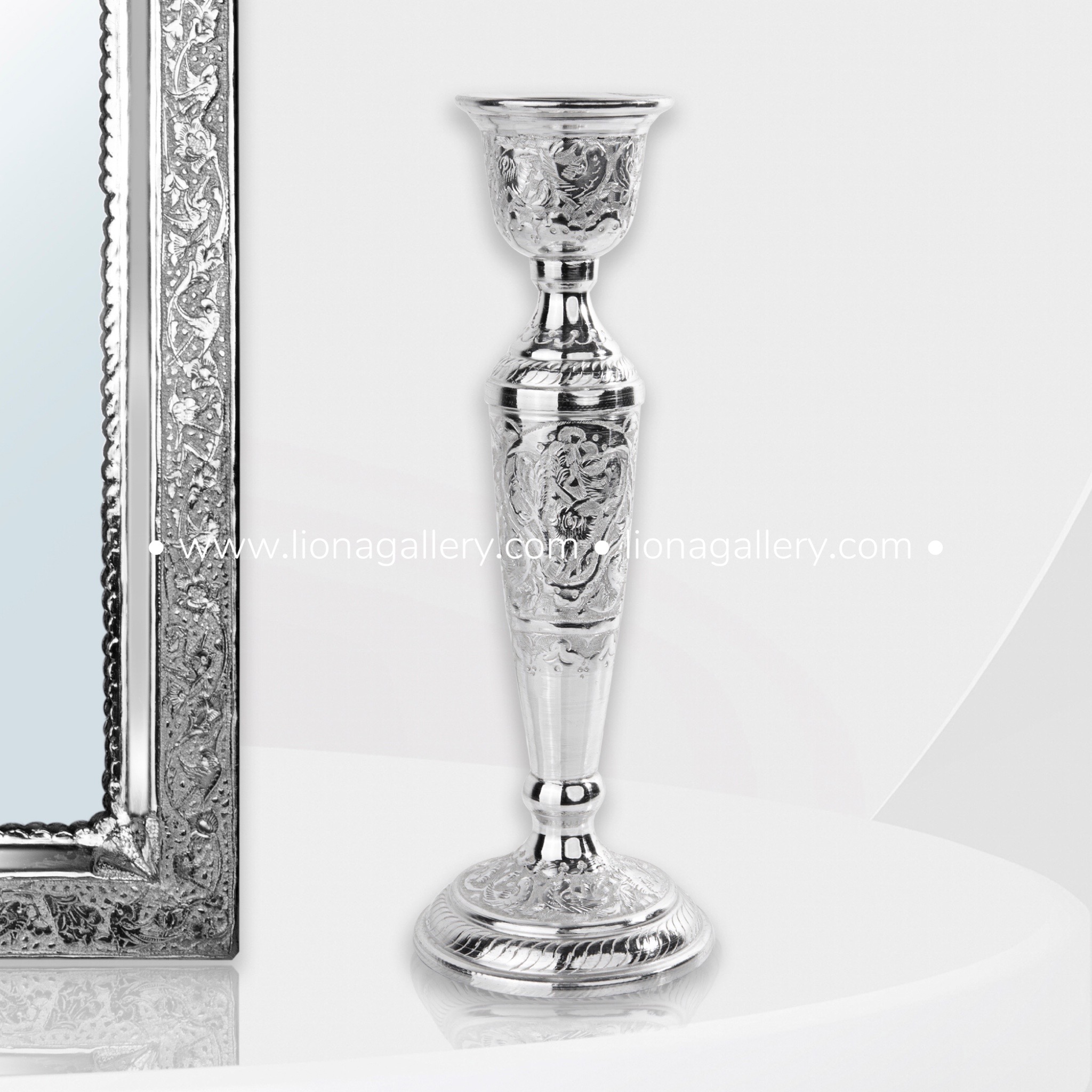 آینه شمعدان نقره اصفهان قلمزنی | تاج دار | ارتفاع 55cm | نقره 840 عیار | 755.7 گرم -آینه شمعدان نقره اصفهان جدیدترین و شیک‌ترین مجموعه قلم‌کاری گل و مرغ با مناسب‌ترین قیمت   